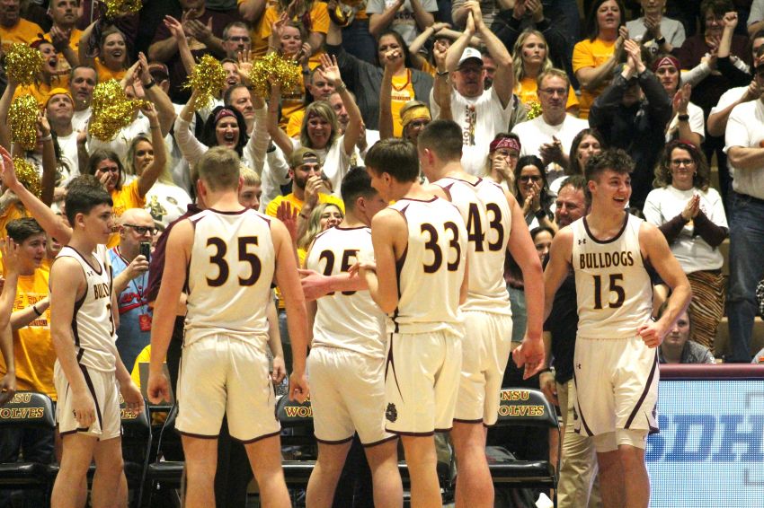 Top 'Dogs - De Smet polishes off dominant season in championship rout